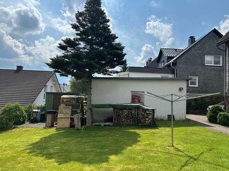 Ansicht des Grundstücks mit Garage - Einfamilienhaus in 57339 Erndtebrück mit 110m² kaufen