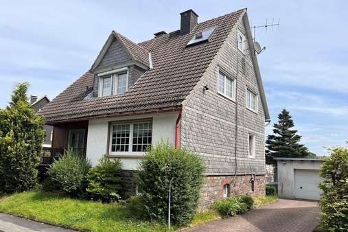 Straßenansicht - Einfamilienhaus in 57339 Erndtebrück mit 110m² kaufen