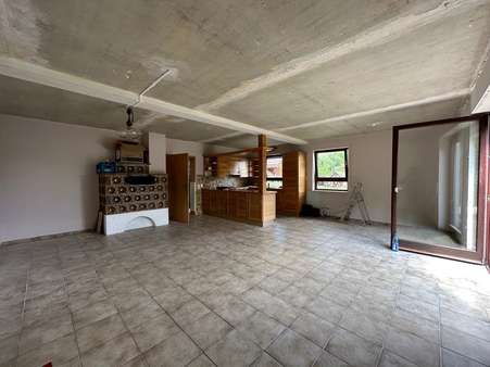 Wohnzimmer mit Küchenbereich - Etagenwohnung in 57334 Bad Laasphe mit 103m² kaufen