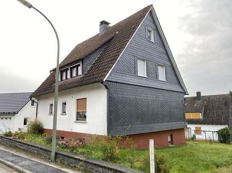 Straßenansicht - Zweifamilienhaus in 57339 Erndtebrück mit 114m² kaufen