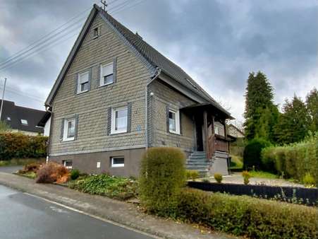 Straßenansicht - Einfamilienhaus in 57482 Wenden mit 170m² kaufen