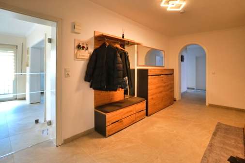 Flur Flur - Erdgeschosswohnung in 57482 Wenden mit 117m² kaufen