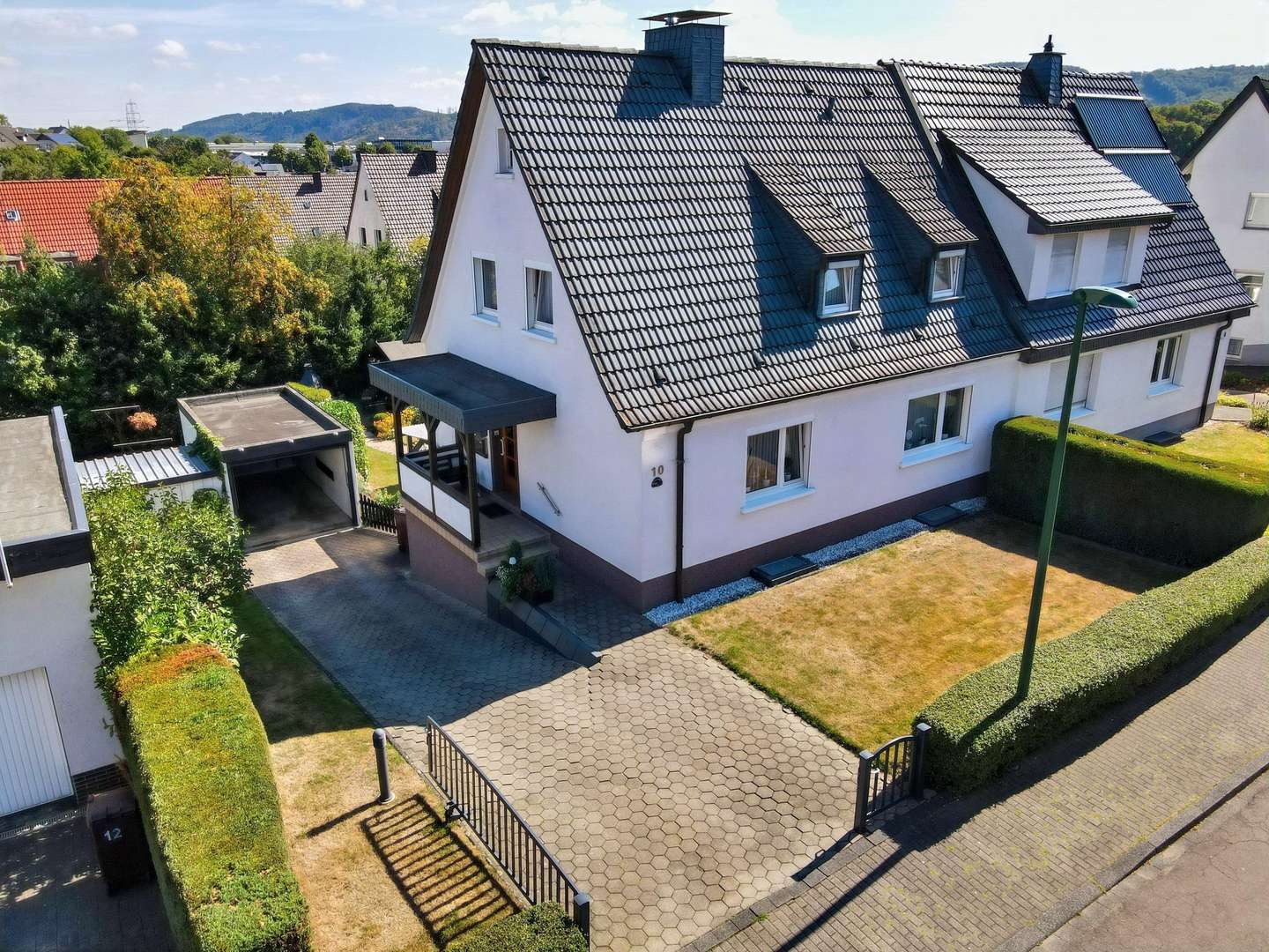 Straßenansicht - Doppelhaushälfte in 57439 Attendorn mit 119m² günstig kaufen