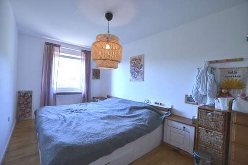 Schlafzimmer - Souterrain-Wohnung in 57223 Kreuztal mit 132m² günstig kaufen