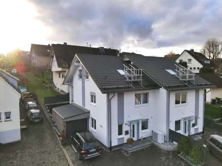 Seitenansicht - Doppelhaushälfte in 57482 Wenden mit 140m² günstig kaufen