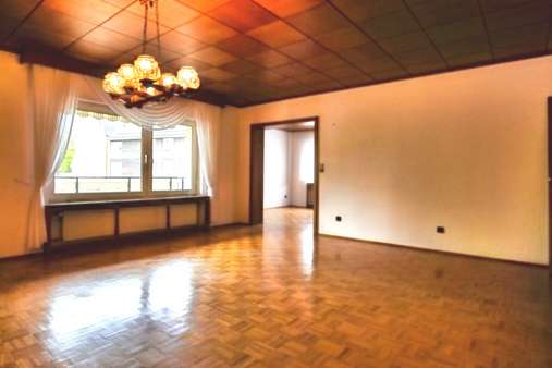 Wohnzimmer - Einfamilienhaus in 57482 Wenden mit 150m² kaufen