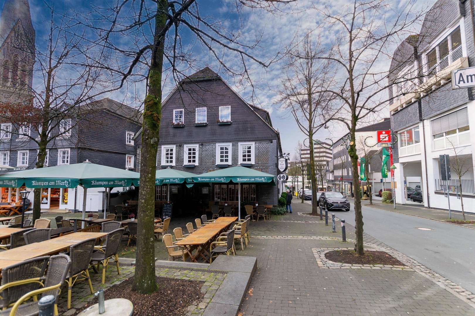 Ansicht vom Marktplatz mit Außengastronomie