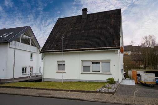 Straßenansicht Straßenansicht - Einfamilienhaus in 57482 Wenden mit 120m² kaufen