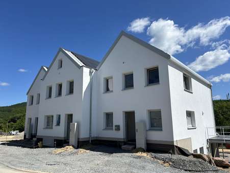 Ansicht Vorderseite Ansicht Vorderseite - Souterrain-Wohnung in 57399 Kirchhundem mit 57m² kaufen