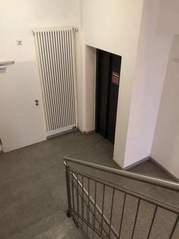 Treppenhaus mit Fahrstuhl - Etagenwohnung in 57439 Attendorn mit 59m² kaufen