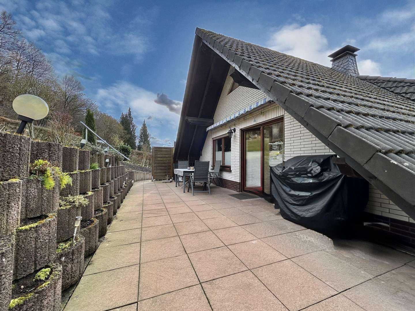 1. Terrassenbereich mit Markise 1. Terrassenbereich mit Markise - Zweifamilienhaus in 57439 Attendorn mit 140m² mieten