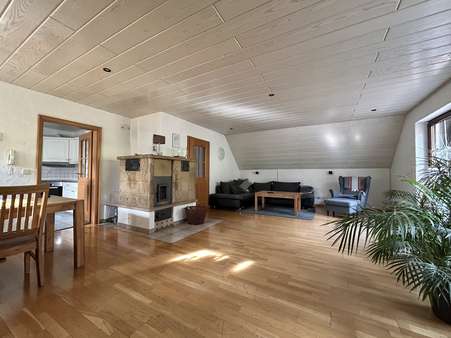 großzügiger Wohnbereich mit Kamin großzügiger Wohnbereich mit Kamin - Zweifamilienhaus in 57439 Attendorn mit 140m² mieten