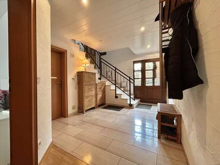 Großzügiges Entrée im Erdgeschoss Großzügiges Entrée im Erdgeschoss - Zweifamilienhaus in 57439 Attendorn mit 140m² mieten