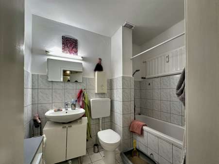 Badezimmer Badezimmer - Etagenwohnung in 45147 Essen mit 30m² kaufen