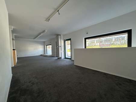 Eingangsbereich/ Fensterfronten - Ladenlokal in 57439 Attendorn mit 150m² mieten
