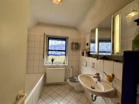 Bad - Dachgeschosswohnung in 57368 Lennestadt mit 72m² kaufen