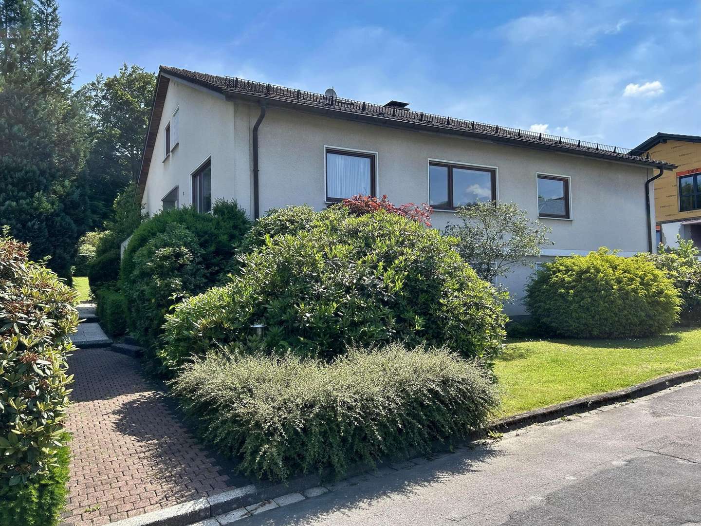 Straßenansicht Straßenansicht - Einfamilienhaus in 57439 Attendorn mit 303m² kaufen