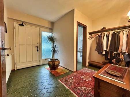 Entrée mit Garderobe und WC Entrée mit Garderobe und WC - Einfamilienhaus in 57439 Attendorn mit 303m² kaufen