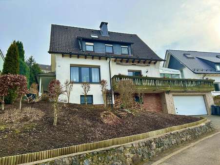 Straßenansicht Straßenansicht - Zweifamilienhaus in 57439 Attendorn mit 223m² kaufen