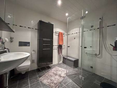 Vorderes Haus - Bad im Erdgeschoss Vorderes Haus - Bad im Erdgeschoss - Zweifamilienhaus in 57439 Attendorn mit 223m² kaufen