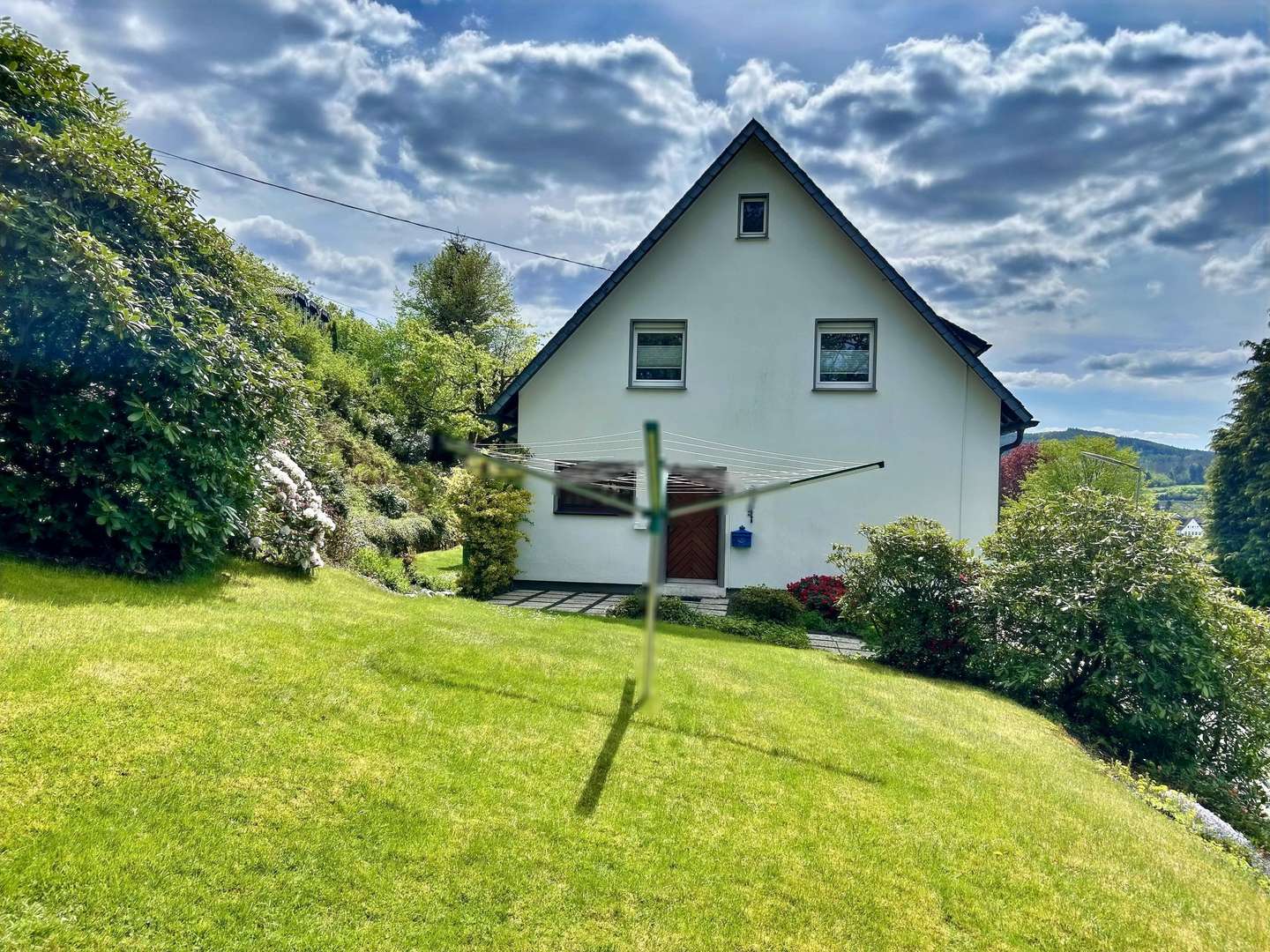 Wohnen und Vermieten mit herrlichem Weitblick auf tollem Grundstück in Würdinghausen!