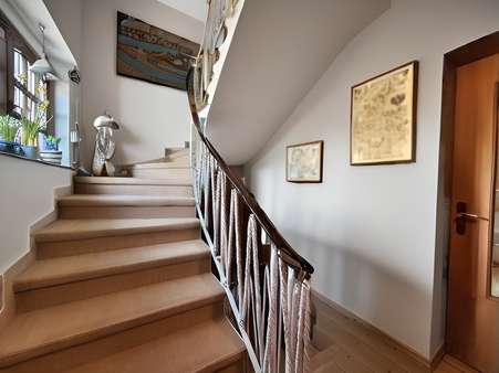 so könnte demnächst Ihr Treppenhaus aussehen (Bild ist mit KI verändert) - Einfamilienhaus in 57399 Kirchhundem mit 170m² kaufen
