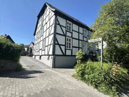 Eingang Wohnung 1 und Seitenansicht   - Zweifamilienhaus in 59581 Warstein mit 200m² kaufen