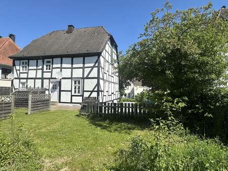 Eingang Wohnung 2 und Gartenansicht  - Zweifamilienhaus in 59581 Warstein mit 200m² kaufen