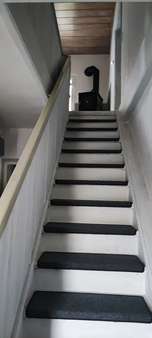 Treppe ins OG Wohnung 1 - Doppelhaushälfte in 57392 Schmallenberg mit 190m² kaufen