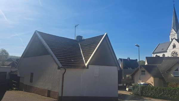 Aussenansicht Seite und hinten - Einfamilienhaus in 57413 Finnentrop mit 125m² kaufen