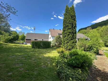 gesamte Liegenschaft Bild 2 gesamte Liegenschaft Bild 2 - Zweifamilienhaus in 59889 Eslohe mit 347m² kaufen