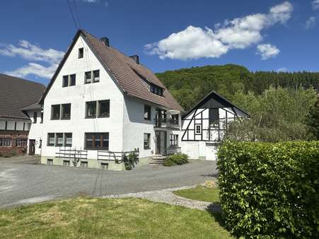 Wohnhaus mit Partyraum und Garagen Bild 1 Wohnhaus mit Partyraum und Garagen Bild 1 - Zweifamilienhaus in 59889 Eslohe mit 347m² kaufen