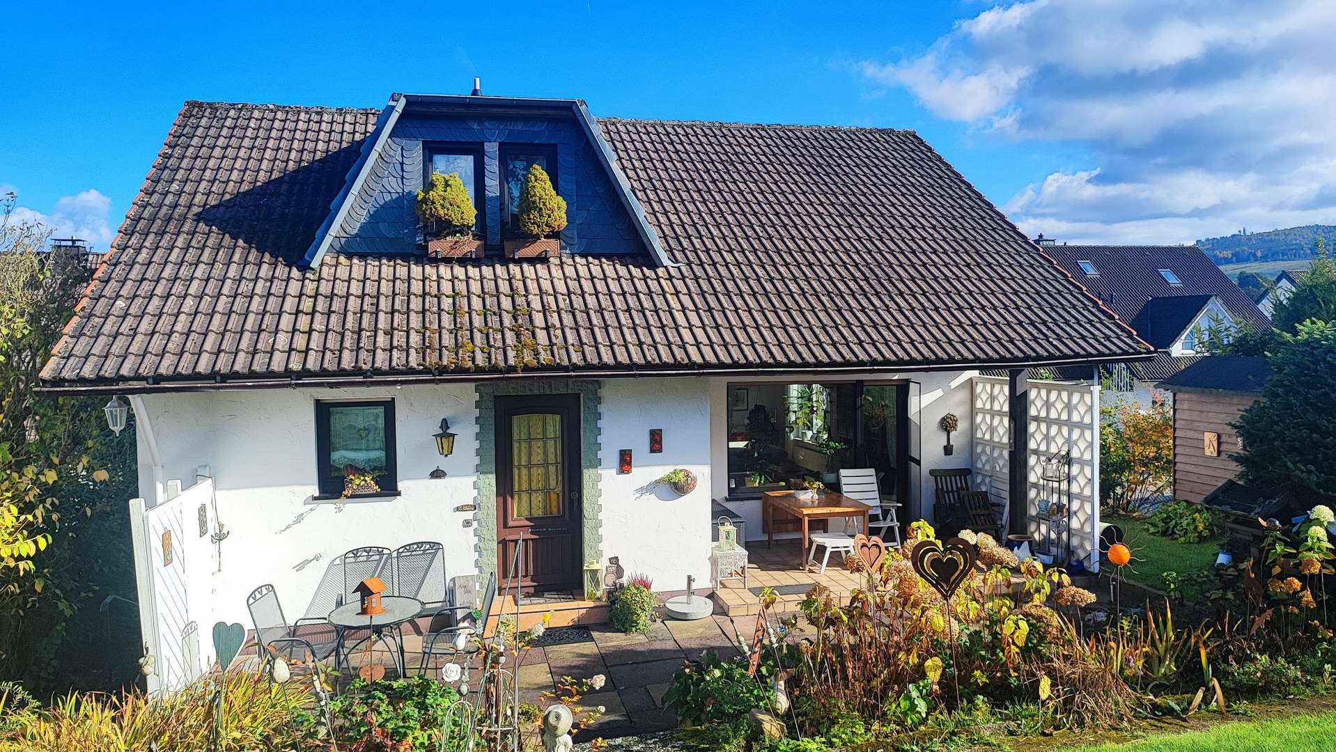Außenansicht Gartenseite mit Terrasse - Einfamilienhaus in 57392 Schmallenberg mit 132m² kaufen