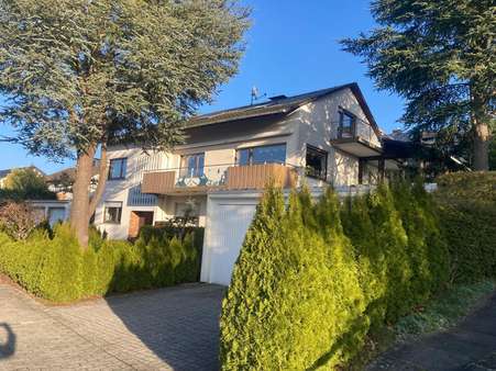 Ansicht Straße und Seite - Mehrfamilienhaus in 59872 Meschede mit 278m² kaufen