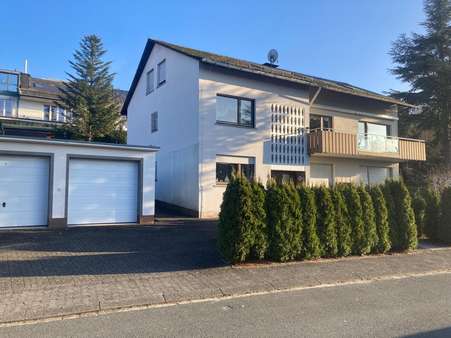 Straßenansicht mit Garagen - Mehrfamilienhaus in 59872 Meschede mit 278m² kaufen