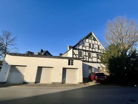 Außenansicht mit Garagen Außenansicht mit Garagen - Mehrfamilienhaus in 59846 Sundern mit 195m² kaufen