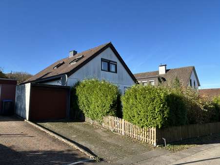 Straßenansicht mit Zufahrt - Einfamilienhaus in 32758 Detmold / Loßbruch mit 151m² kaufen