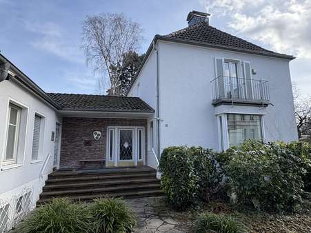 Ansicht Eingangsseite - Einfamilienhaus in 32756 Detmold mit 286m² kaufen