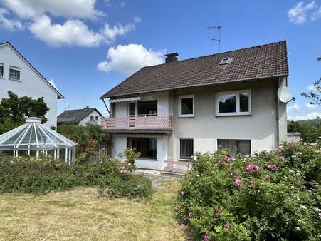 Rückseite mit Garten - Zweifamilienhaus in 32683 Barntrup mit 153m² kaufen