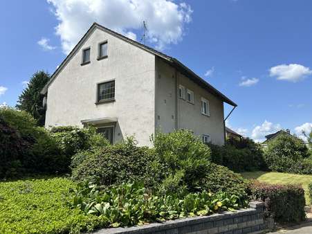 Seitenansicht - Zweifamilienhaus in 32683 Barntrup mit 153m² kaufen