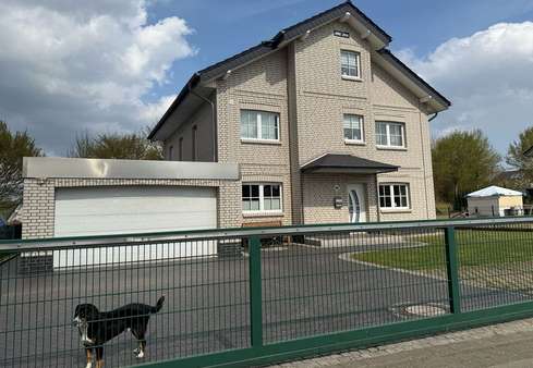 Straßenansicht - Einfamilienhaus in 32839 Steinheim mit 291m² kaufen