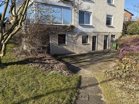 Terrasse vorm Kellereingang - Zweifamilienhaus in 32760 Detmold / Spork-Eichholz mit 165m² kaufen