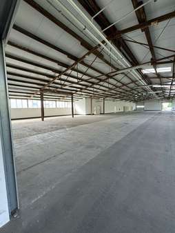 Halle-West gen Südwest - Industriehalle in 32760 Detmold / Spork-Eichholz mit 1168m² mieten