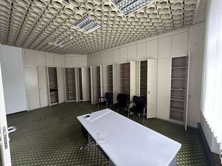 Büro mit Wandschränken - Ladenlokal in 32805 Horn-Bad Meinberg / Bad Meinberg mit 351m² mieten