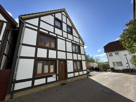 Straßenansicht Straßenansicht - Zweifamilienhaus in 32825 Blomberg mit 150m² kaufen