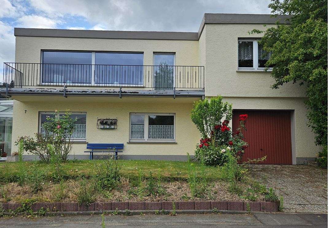 Titelbild Titelbild - Einfamilienhaus in 37671 Höxter mit 165m² kaufen