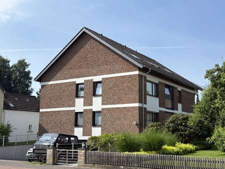 Straßenseite Straßenseite - Dachgeschosswohnung in 32760 Detmold / Remmighausen mit 98m² kaufen