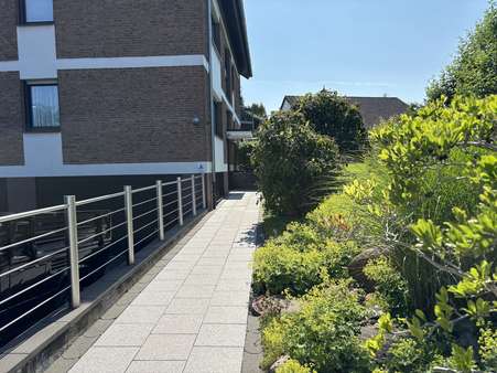 Zugang zum Haus Zugang zum Haus - Dachgeschosswohnung in 32760 Detmold / Remmighausen mit 98m² kaufen