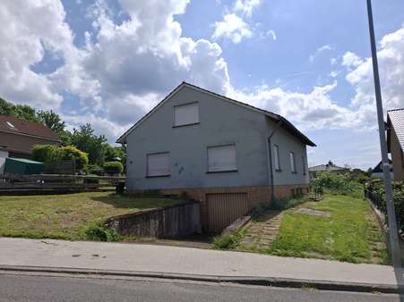 Straßenansicht / Südansicht Straßenansicht / Südansicht - Einfamilienhaus in 37671 Höxter / Lüchtringen mit 186m² kaufen