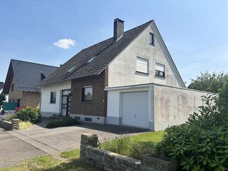 Vorderseite Vorderseite - Zweifamilienhaus in 32791 Lage mit 186m² kaufen